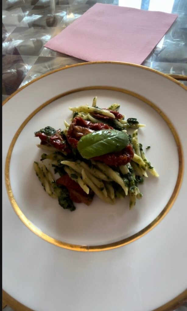 Pasta-Spinach-Pesto -Sun dried tomatoes : 4 ingredients- 4 minutes recipe 