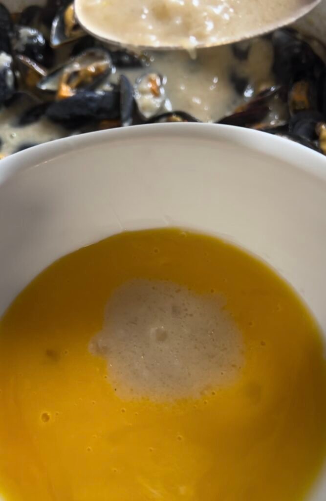 In a bowl, mix the cream with the egg yolks and lemon juice. Pour a ladleful of hot sauce into the bowl and stir.